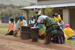 301121_208872139176263_163830386_n