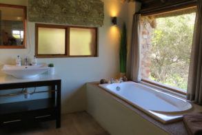Amakhala_Game_Reserve_Woodbury_Lodge_Bathroom